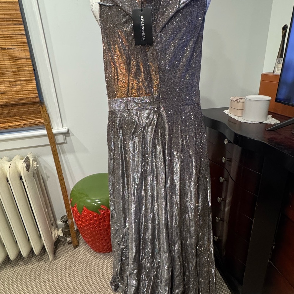 Elegant Silver and Gold Sleeveless Dress - Picture 5 of 8